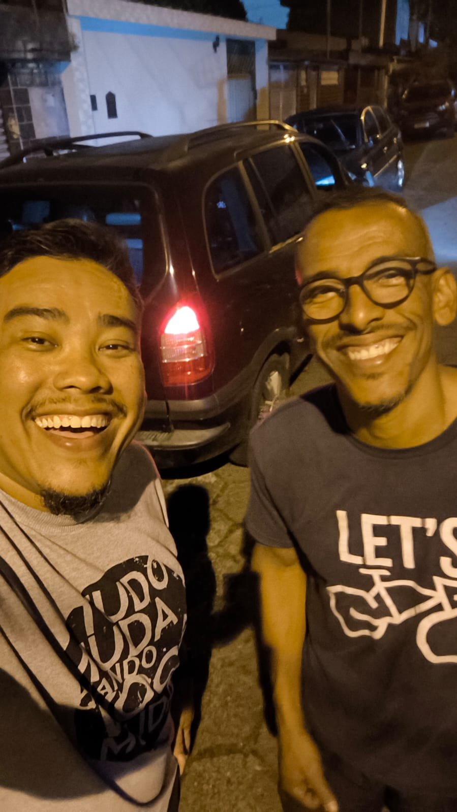 Isaque, mecânico, cuidando do carro da missão