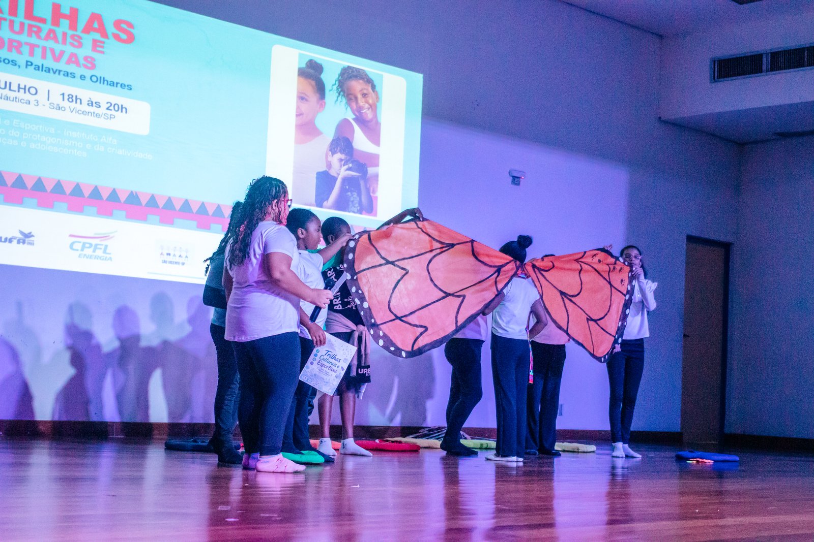 Apresentação artística com asas de borboleta na Mostra Cultural