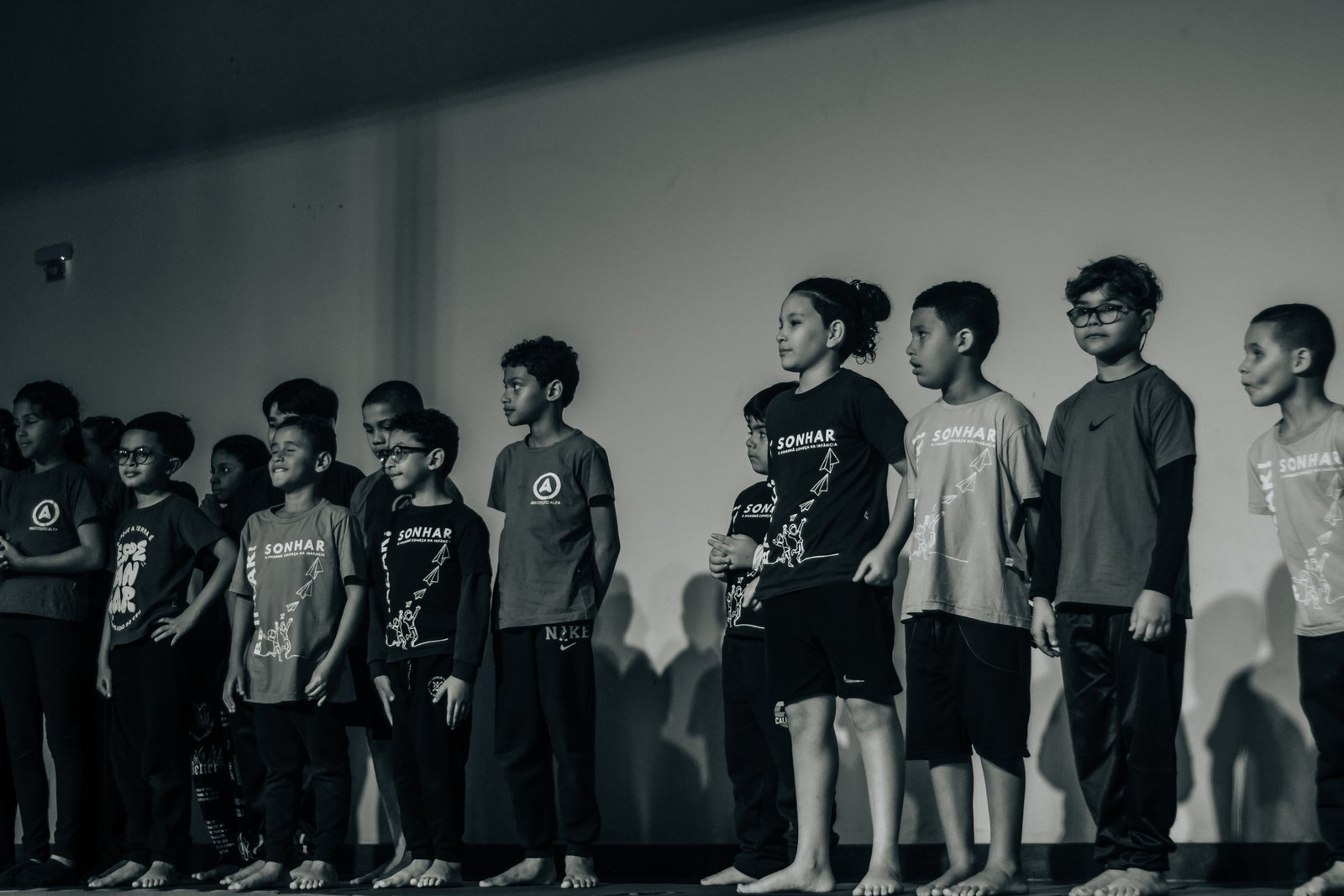 Crianças com camisetas Sonhar, Instituto Alfa