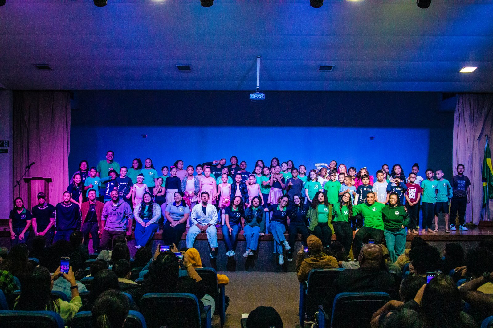 Foto final em grupo de toda a equipe e crianças da Mostra Cultural